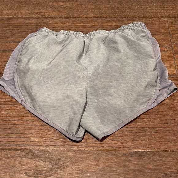 NIKE Girls Dri-Fit Grey Shorts Size Medium - Picture 4 of 4